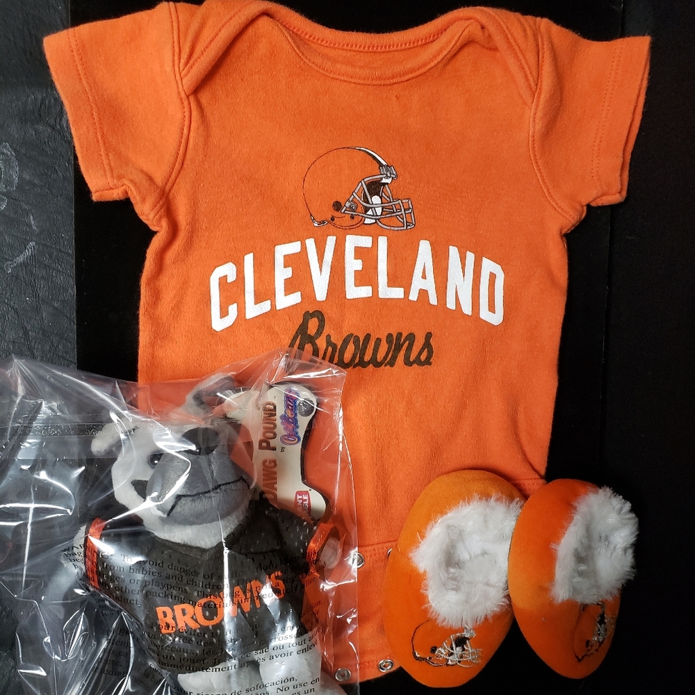 NFL Cleveland Browns 6/9 Months Infant Onesie with skull cap, booties, & Chomps
